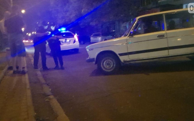 Автомобиль ударился в бордюр и перекрыл движение транспорту Фото № 1 Автомобиль ударился в бордюр и перекрыл движение транспорту Фото № 1