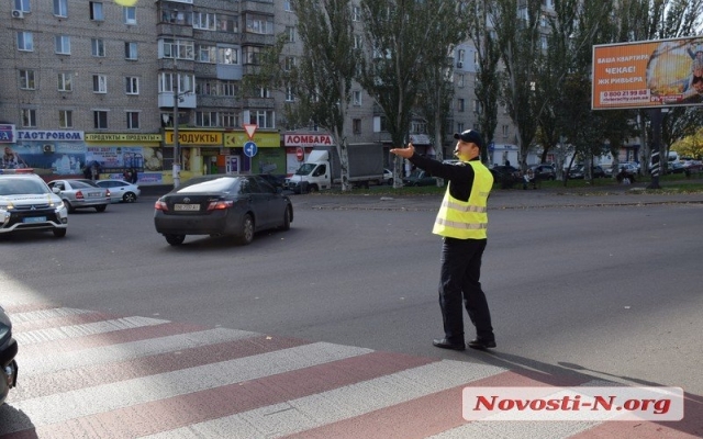 На Центральном проспекта столкнулись сразу три автомобиля, образовался большой затор на дорогах Фото № 5 На Центральном проспекта столкнулись сразу три автомобиля, образовался большой затор на дорогах Фото № 5