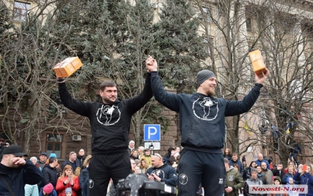 Губернатор Николаевской области Алексей Савченко на фестивале Muromets Fest вместе с богатырями потянул четыре фуры Фото № 9 Губернатор Николаевской области Алексей Савченко на фестивале Muromets Fest вместе с богатырями потянул четыре фуры Фото № 9