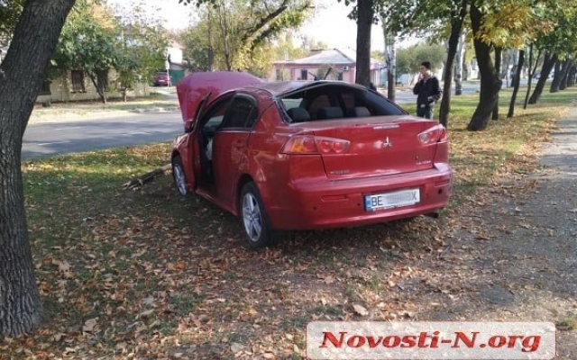 Из-за лопнувшего колеса автомобиль вылетел на бульварную часть Центрального проспекта Фото № 1 Из-за лопнувшего колеса автомобиль вылетел на бульварную часть Центрального проспекта Фото № 1