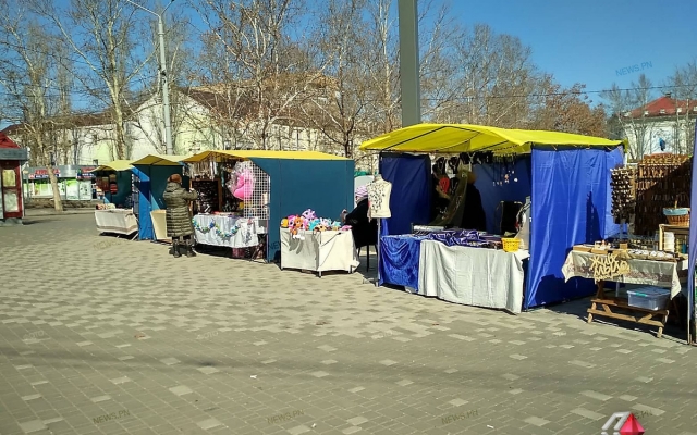 В Николаеве накануне приезда Порошенко торговыми палатками закрыли буквы «I love Mykolaiv» Фото № 4 В Николаеве накануне приезда Порошенко торговыми палатками закрыли буквы «I love Mykolaiv» Фото № 4