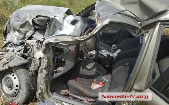 На объездной дороге жуткая авария: автомобиль врезался в зерновоз, пострадали три человека Фото № 1 На объездной дороге жуткая авария: автомобиль врезался в зерновоз, пострадали три человека Фото № 1