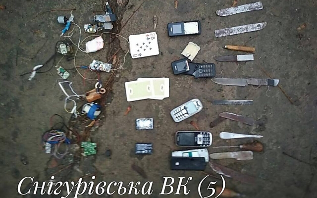 В колониях и СИЗО Николаевской области провели обыски, обнаружили холодное оружие, мобильные телефоны и бражку Фото № 1 В колониях и СИЗО Николаевской области провели обыски, обнаружили холодное оружие, мобильные телефоны и бражку Фото № 1