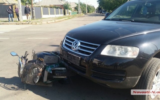Под колесами иномарки оказался мопедист, его с травмами госпитализировали в больницу Фото № 3 Под колесами иномарки оказался мопедист, его с травмами госпитализировали в больницу Фото № 3