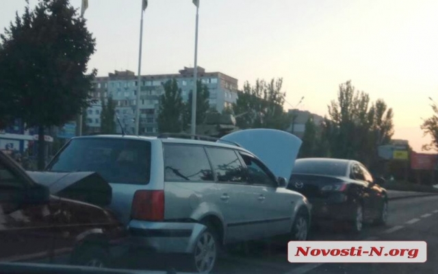 На Центральном проспекте столкнулись сразу три автомобиля Фото № 1 На Центральном проспекте столкнулись сразу три автомобиля Фото № 1