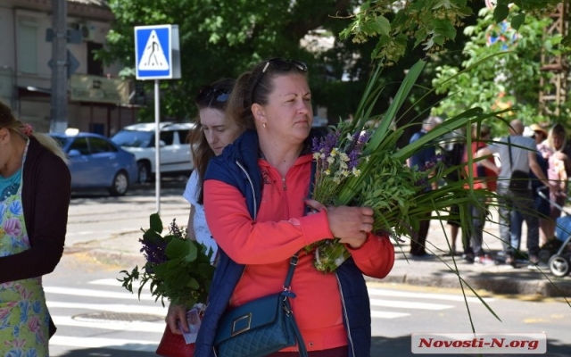 Православные Николаева сегодня отмечают день Святой Троицы Фото № 1 Православные Николаева сегодня отмечают день Святой Троицы Фото № 1