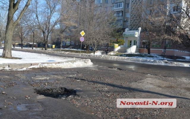 Нерадивый ремонт: жертвами огромной ямы на Садовой каждый день становиться 2-3 машины Фото № 1 Нерадивый ремонт: жертвами огромной ямы на Садовой каждый день становиться 2-3 машины Фото № 1