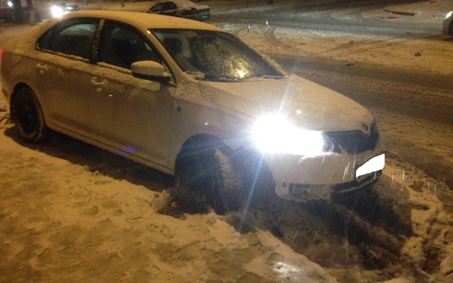 На Пушкинской на скользкой дороге автомобиль вылетел на встречную полосу и протаранил другую машину Фото № 3 На Пушкинской на скользкой дороге автомобиль вылетел на встречную полосу и протаранил другую машину Фото № 3