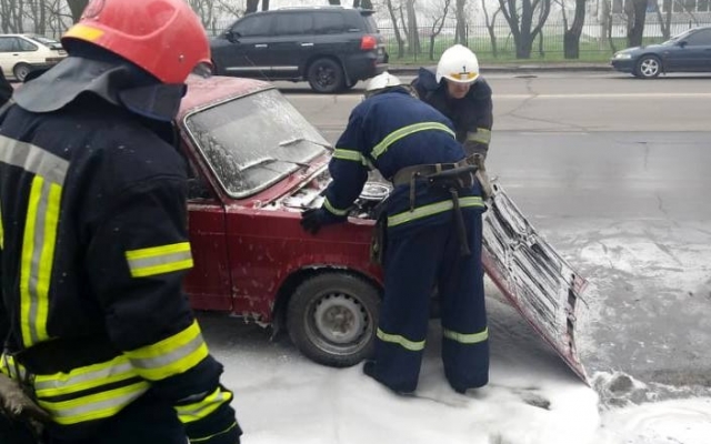 На проспекте Героев Украины загорелся во время движения загорелся легковой автомобиль Фото № 2 На проспекте Героев Украины загорелся во время движения загорелся легковой автомобиль Фото № 2
