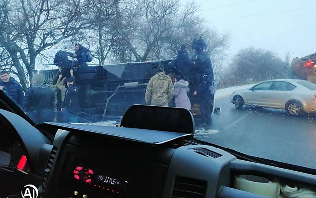 На автотрассах Николаевской области сильный гололед, скользкая дорога и уже несколько серьезных аварий Фото № 2 На автотрассах Николаевской области сильный гололед, скользкая дорога и уже несколько серьезных аварий Фото № 2