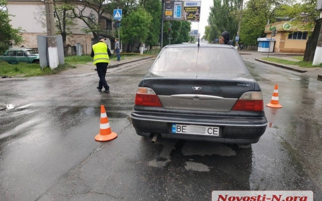 В Николаеве на Херсонском шоссе два автомобиля протаранили друг друга, одна из машин врезалась в забор Фото № 1 В Николаеве на Херсонском шоссе два автомобиля протаранили друг друга, одна из машин врезалась в забор Фото № 1