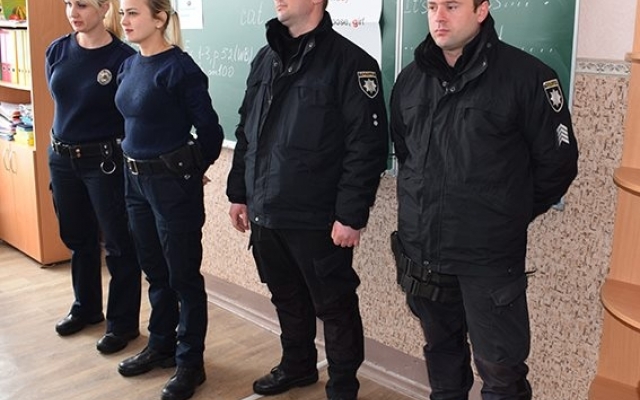 Ученики Веснянской школы провели один день с полицейскими и познакомились с их работой Фото № 2 Ученики Веснянской школы провели один день с полицейскими и познакомились с их работой Фото № 2