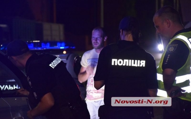 На Богоявленском проспекте перевернулся автомобиль и едва не въехав в жилой дом Фото № 8 На Богоявленском проспекте перевернулся автомобиль и едва не въехав в жилой дом Фото № 8