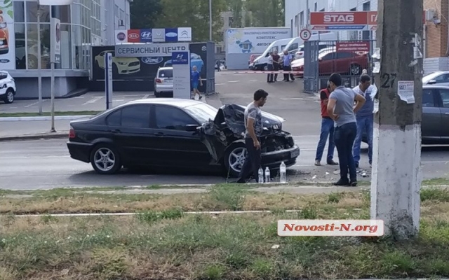 На Космонавтов автомобиль врезался в припаркованный микроавтобус Фото № 8 На Космонавтов автомобиль врезался в припаркованный микроавтобус Фото № 8