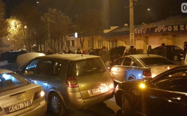 В Николаеве водители на автомобилях с еврономерами блокировали часть улиц, затруднен проезд в больницу Фото № 2 В Николаеве водители на автомобилях с еврономерами блокировали часть улиц, затруднен проезд в больницу Фото № 2