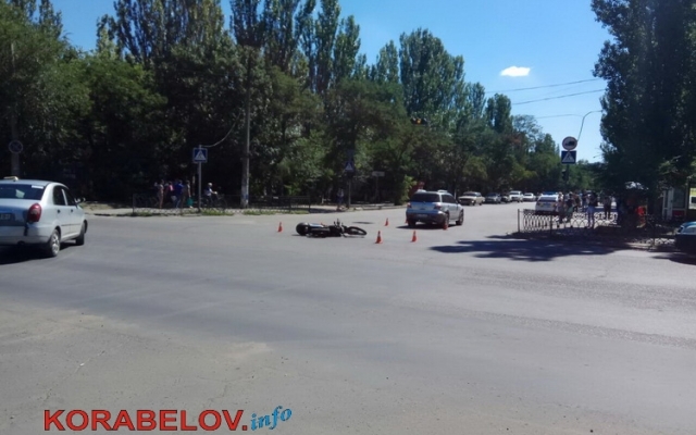 На Богоявленском автомобиль не заметил и зацепил мотоцикл Фото № 0 На Богоявленском автомобиль не заметил и зацепил мотоцикл Фото № 0