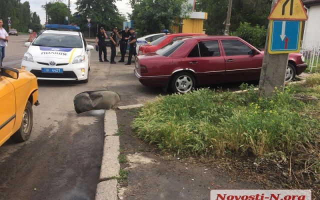 На Чигрина пьяный водитель выехал за пределы проезжей части и снес дорожный знак Фото № 6 На Чигрина пьяный водитель выехал за пределы проезжей части и снес дорожный знак Фото № 6