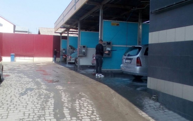 В Заводском районе автомойка выливала грязную воду прямо на проезжую часть Фото № 2 В Заводском районе автомойка выливала грязную воду прямо на проезжую часть Фото № 2