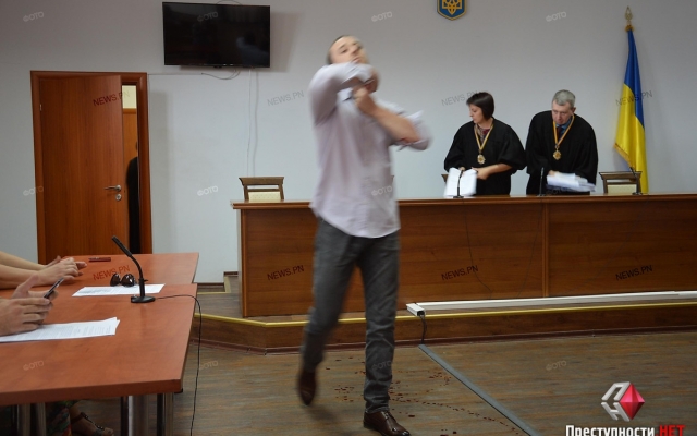 После решения апелляционного суда вернуть рецидивиста Юрия Богомяткова в СИЗО, обвиняемый порезал себе руки и шею Фото № 8 После решения апелляционного суда вернуть рецидивиста Юрия Богомяткова в СИЗО, обвиняемый порезал себе руки и шею Фото № 8