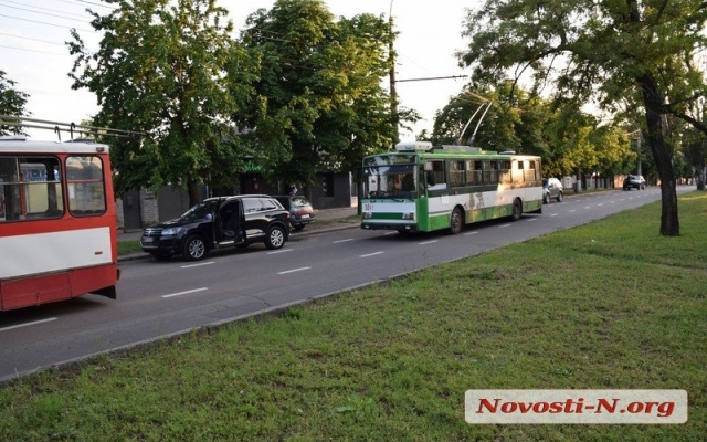 На Центральном проспекте водитель припаркованного кроссовера открыл дверь и в этот момент промчался троллейбус Фото № 2 На Центральном проспекте водитель припаркованного кроссовера открыл дверь и в этот момент промчался троллейбус Фото № 2