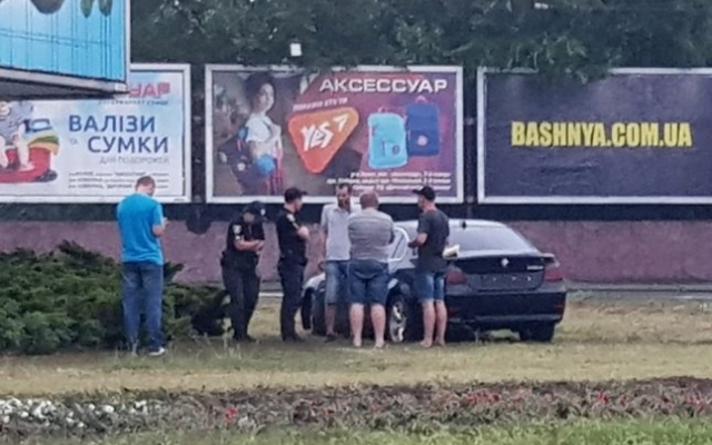В Николаеве на Херсонском кольце произошла авария, автомобиль вылетел на газонную часть Фото № 0 В Николаеве на Херсонском кольце произошла авария, автомобиль вылетел на газонную часть Фото № 0