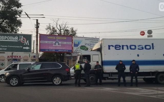 На Пушкинском кольце фура врезалась в автомобиль Фото № 3 На Пушкинском кольце фура врезалась в автомобиль Фото № 3
