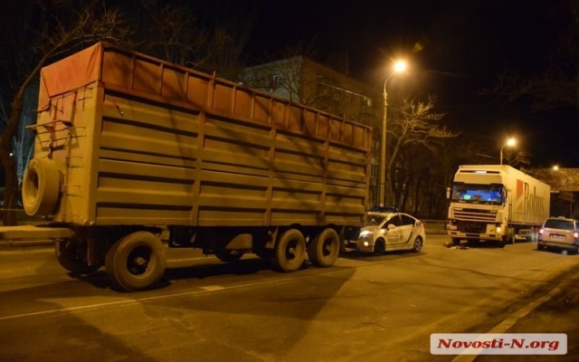 На Большой Морской грузовик врезался в зерновоз Фото № 3 На Большой Морской грузовик врезался в зерновоз Фото № 3