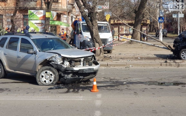 На Богоявленском проспекте столкнулись автомобили Toyota и Renault, есть пострадавшие Фото № 7 На Богоявленском проспекте столкнулись автомобили Toyota и Renault, есть пострадавшие Фото № 7