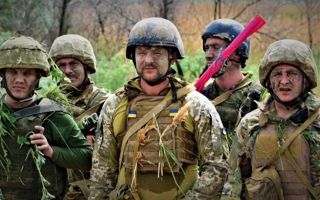 Молодые морпехи вместе с генерал-майором преодолели более восьми километров физических и психологических испытаний Фото № 13 Молодые морпехи вместе с генерал-майором преодолели более восьми километров физических и психологических испытаний Фото № 13