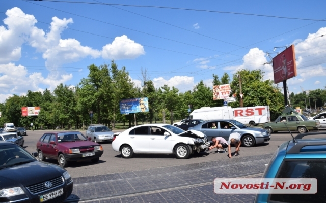 На Богоявленском проспекте автомобиль Geely Emgrand врезался в трамвай Фото № 0 На Богоявленском проспекте автомобиль Geely Emgrand врезался в трамвай Фото № 0