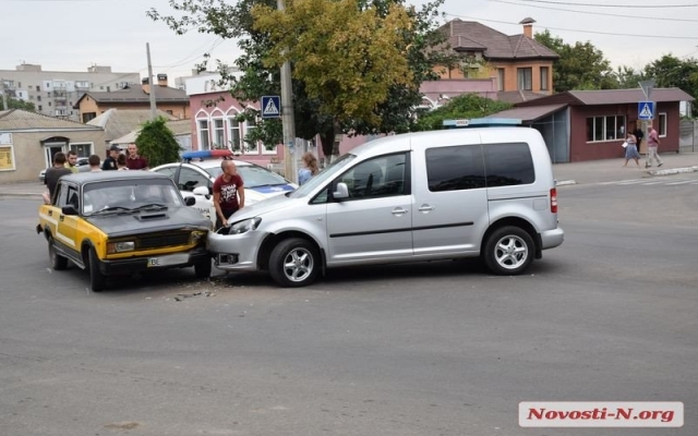 На 1-й Слободской произошла авария, есть пострадавшие Фото № 6 На 1-й Слободской произошла авария, есть пострадавшие Фото № 6