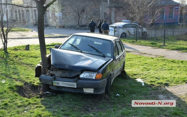 Автомобиль вылетел на встречную полосу и врезался в придорожное дерево Фото № 0 Автомобиль вылетел на встречную полосу и врезался в придорожное дерево Фото № 0