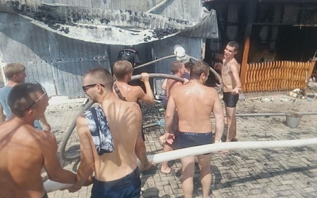 В Коблевской курортной зоне загорелись торговые ряды, есть пострадавшие Фото № 4 В Коблевской курортной зоне загорелись торговые ряды, есть пострадавшие Фото № 4