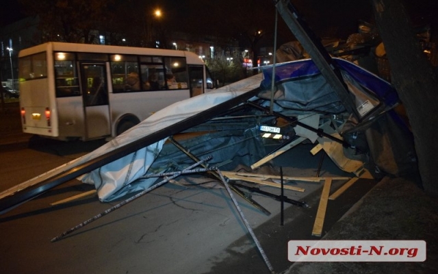 На Центральном проспекте фура ударилась тентом в дерево и повредила свой хрупкий груз Фото № 7 На Центральном проспекте фура ударилась тентом в дерево и повредила свой хрупкий груз Фото № 7