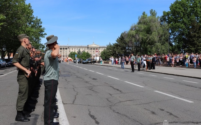 Молодые нацгвардийцы торжественно приняли военную присягу в центре Николаева Фото № 7 Молодые нацгвардийцы торжественно приняли военную присягу в центре Николаева Фото № 7