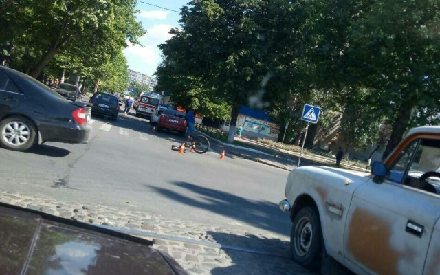 В Николаеве на Чкалова автомобиль сбил велосипедиста Фото № 0 В Николаеве на Чкалова автомобиль сбил велосипедиста Фото № 0