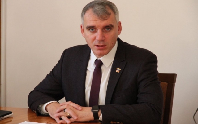 Мэр Николаева Александр Сенкевич пообещал выплатить финансовую помощь мужчине, упавшему с ребенком в люк Фото № 1 Мэр Николаева Александр Сенкевич пообещал выплатить финансовую помощь мужчине, упавшему с ребенком в люк Фото № 1