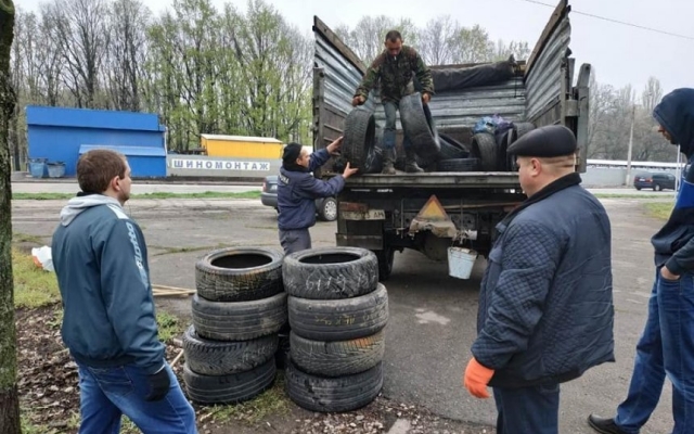 В Ингульской районе юные николаевцы вместе в учителями убрали от мусора лесопарк Фото № 3 В Ингульской районе юные николаевцы вместе в учителями убрали от мусора лесопарк Фото № 3