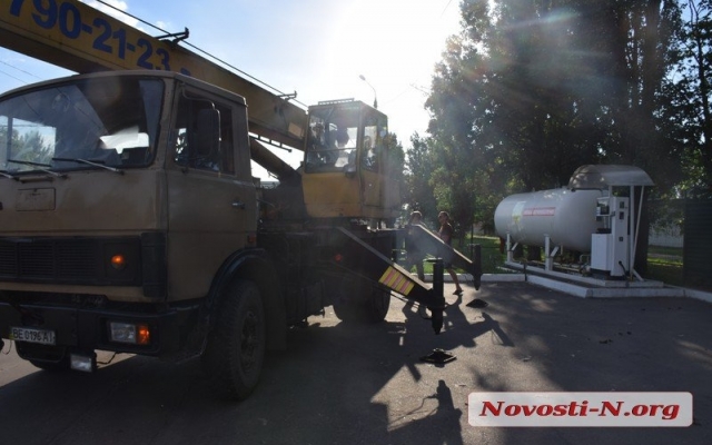 В Николаеве демонтировали газозаправочную станцию, а цистерну с газом привязали веревками к авто и повезли по улицам города Фото № 3 В Николаеве демонтировали газозаправочную станцию, а цистерну с газом привязали веревками к авто и повезли по улицам города Фото № 3