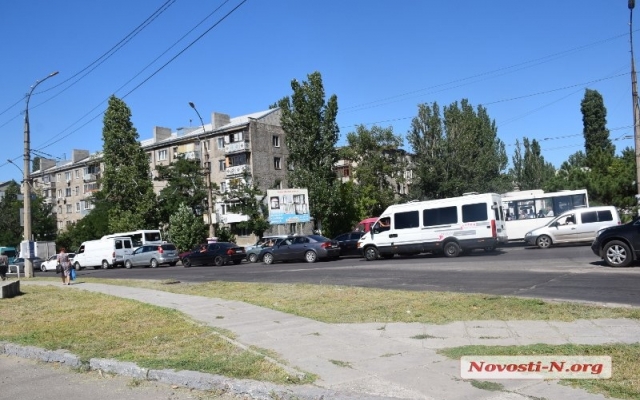 На Генерала Карпенко столкнулись две иномарки: троллейбус попытался их объехать, но не вышло - образовалась большая автопробка Фото № 4 На Генерала Карпенко столкнулись две иномарки: троллейбус попытался их объехать, но не вышло - образовалась большая автопробка Фото № 4