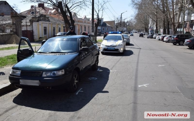 На Московской иномарка, двигаясь задним ходом, врезалась в припаркованную «десятку» Фото № 2 На Московской иномарка, двигаясь задним ходом, врезалась в припаркованную «десятку» Фото № 2