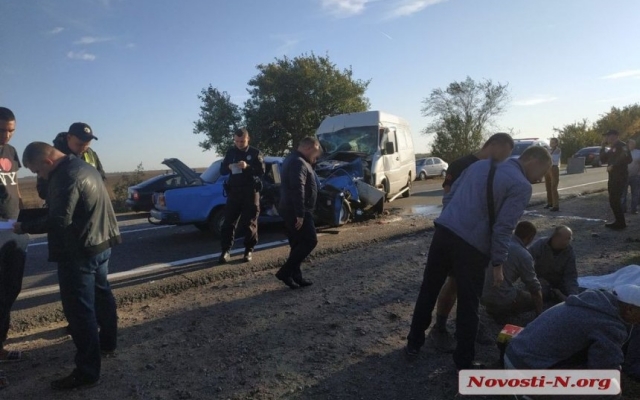 На трассе «Николаев-Одесса» произошла жуткая авария: один человек погиб, четыре – госпитализированы в больницы Фото № 2 На трассе «Николаев-Одесса» произошла жуткая авария: один человек погиб, четыре – госпитализированы в больницы Фото № 2