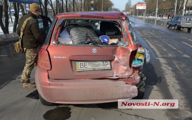 На Героев Украины грузовик протаранил иномарку, образовалась автопробка Фото № 0 На Героев Украины грузовик протаранил иномарку, образовалась автопробка Фото № 0