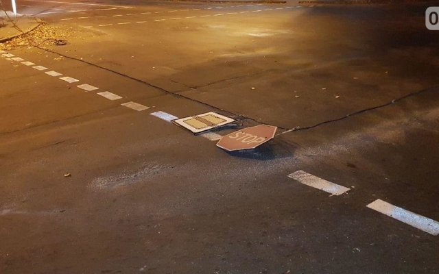 На Пушкинской грузовой автомобиль врезался в металлический столб и повредил светофор Фото № 0 На Пушкинской грузовой автомобиль врезался в металлический столб и повредил светофор Фото № 0
