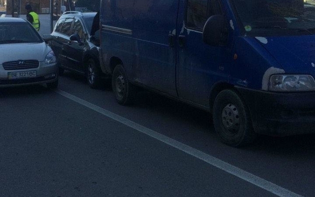 На Центральном проспекте не разминулись автомобиль и микроавтобус, образовалась пробка Фото № 2 На Центральном проспекте не разминулись автомобиль и микроавтобус, образовалась пробка Фото № 2