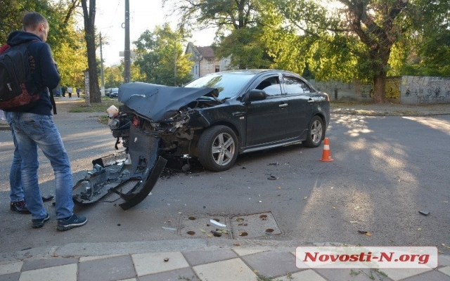 В центре Николаева произошло ДТП при участии автомобилей «Мицубиси» протаранил «Киа» Фото № 1 В центре Николаева произошло ДТП при участии автомобилей «Мицубиси» протаранил «Киа» Фото № 1