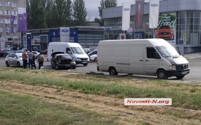 На Космонавтов автомобиль врезался в припаркованный микроавтобус Фото № 6 На Космонавтов автомобиль врезался в припаркованный микроавтобус Фото № 6