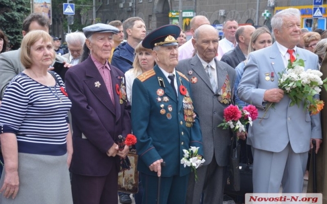 Жители Николаева возложили цветы к Стеле воинам-освободителям Фото № 4 Жители Николаева возложили цветы к Стеле воинам-освободителям Фото № 4