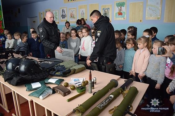 Ученики Веснянской школы провели один день с полицейскими и познакомились с их работой Фото № 4 Ученики Веснянской школы провели один день с полицейскими и познакомились с их работой Фото № 4