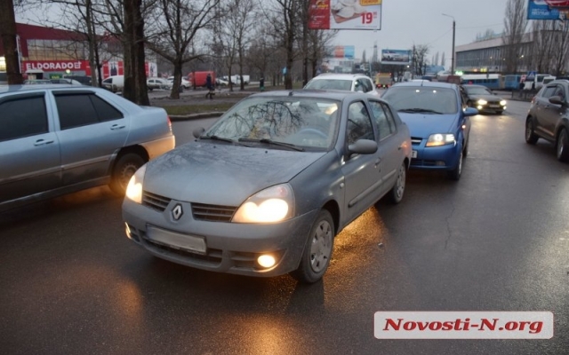 Женская авария завершилась европротоколом, пострадавших не обнаружено Фото № 2 Женская авария завершилась европротоколом, пострадавших не обнаружено Фото № 2